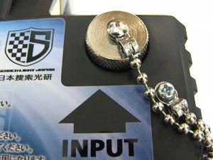 本体の入力コネクターの保護キャップを回転させて外します